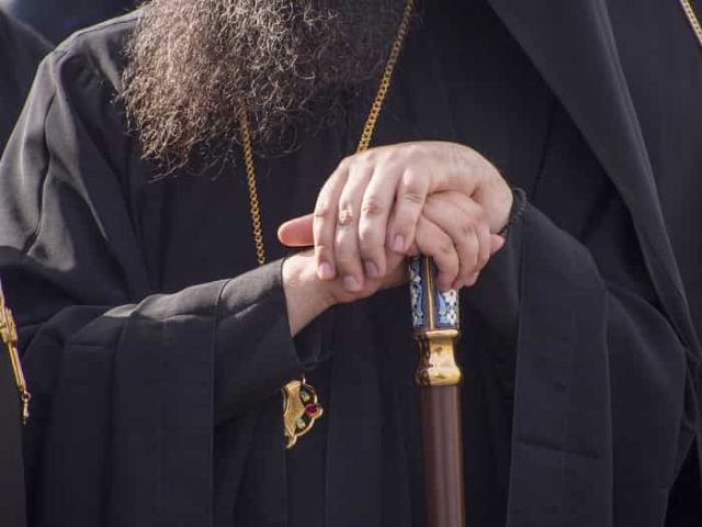 ορθόδοξος ιερέας με μπαστούνι - δεν φαίνεται το κεφάλι