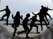 «Ζούμε στο Μεγαλύτερο Πείραμα Συμπεριφοράς» φιγούρες νεαρών χορεύουν