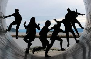 «Ζούμε στο Μεγαλύτερο Πείραμα Συμπεριφοράς» φιγούρες νεαρών χορεύουν