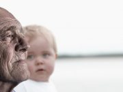 Κάθονταν Δίπλα στον Ετοιμοθάνατο Παππού της. Ξαφνικά Άνοιξε η Πόρτα και Έμεινε Άφωνη