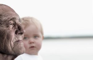 Κάθονταν Δίπλα στον Ετοιμοθάνατο Παππού της. Ξαφνικά Άνοιξε η Πόρτα και Έμεινε Άφωνη