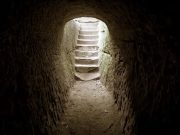 Βρέθηκε Τάφος Σωματοφύλακα του Μέγα Αλεξάνδρου με την Ασπίδα του Αχιλλέα που Κατασκεύασε ο Θεός Ήφαιστος; φως σε σκάλες που οδηγούν σε σκοτεινό υπόγειο