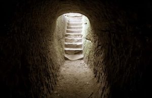 Βρέθηκε Τάφος Σωματοφύλακα του Μέγα Αλεξάνδρου με την Ασπίδα του Αχιλλέα που Κατασκεύασε ο Θεός Ήφαιστος; φως σε σκάλες που οδηγούν σε σκοτεινό υπόγειο