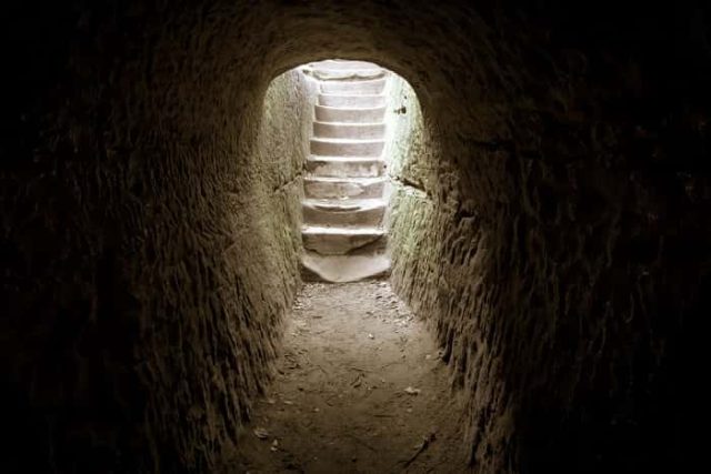 φως σε σκάλες που οδηγούν σε σκοτεινό υπόγειο
