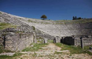 Ανακαλύπτουν ευρήματα στον αρχαιολογικό χώρο της Δωδώνης και τα ξαναθάβουν, σύμφωνα με καταγγελία