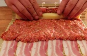 Τυλίγει Κιμά με Τυρί σε Μπέικον. Με το Αποτέλεσμα θα Γλείφετε και τα Δάχτυλά σας Τυλίγει Κιμά με Τυρί σε Μπέικον