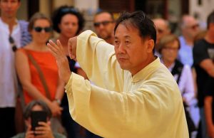 Σπάνιο βίντεο ενός δάσκαλου να χειρίζεται την ενέργεια Τσι