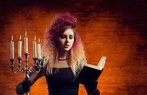 10 «ΞΟΡΚΙΑ» που Χρησιμοποιούμε Καθημερινά ΧΩΡΙΣ να το Καταλαβαίνουμε γυναίκα κρατάει κεριά και διαβάζει ξόρκια από βιβλίο