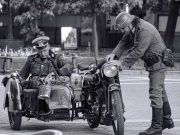 Γερμανοί Κέρδισαν τον Β’ Παγκόσμιο Πόλεμο Δύο Γερμανοί ναζί σε μηχανή με καλάθι