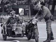 Δύο Γερμανοί ναζί σε μηχανή με καλάθι