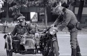 Γερμανοί Κέρδισαν τον Β’ Παγκόσμιο Πόλεμο Δύο Γερμανοί ναζί σε μηχανή με καλάθι