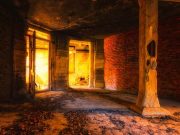 Έσπασε το πάτωμα και έπεσε σε αρχαιολογική ανακάλυψη