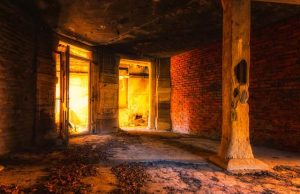 Έσπασε το πάτωμα και έπεσε σε αρχαιολογική ανακάλυψη