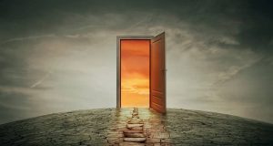 10 Σημαδιακά Όνειρα που Προδίδουν το Αύριο και Δεν Πρέπει να Αγνοούμε σουρεαλ ανοιχτη πορτα