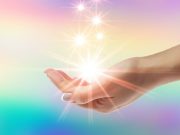 Ποιά Είναι η Ταυτότητα των «Εργατών του Φωτός» χέρι με φωτεινή ακτινοβολία