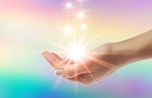 Ποιά Είναι η Ταυτότητα των «Εργατών του Φωτός» χέρι με φωτεινή ακτινοβολία