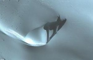 Σα μυστικό αεροσκάφος ξεπροβάλει στους πάγους μυστικό αεροσκάφος