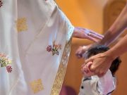 Γιατί οι Έλληνες αποκαλούνται Δούλοι στην Εκκλησία Στιγμιότυπο από Βάφτιση. Όλοι δούλοι του Θεού