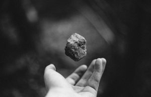 Σε Περικυκλώνουν Τοξικοί Άνθρωποι; Βγάλε την «Γκρίζα Πέτρα» και Απομάκρυνέ τους