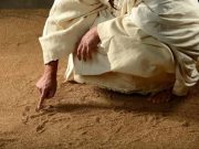 Τι Έγραψε ο Ιησούς στο Χώμα και Γλίτωσε την Αμαρτωλή Γυναίκα από Βέβαιο Θάνατο Ο Ιησούς γράφει στην άμμο