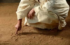 Τι Έγραψε ο Ιησούς στο Χώμα και Γλίτωσε την Αμαρτωλή Γυναίκα από Βέβαιο Θάνατο Ο Ιησούς γράφει στην άμμο