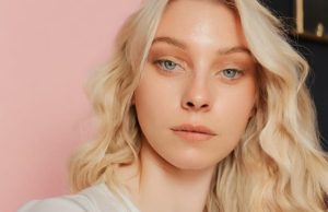 Παρουσιάστρια Έπαιρνε Συνέντευξη όταν Ξαφνικά τα Μάτια της Άλλαξαν ξανθιά γυναίκα