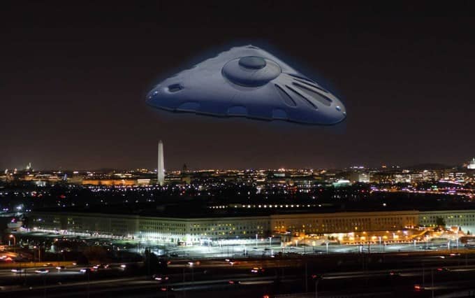 Τεράστιο Τριγωνικό UFO πάνω από το Πεντάγωνο (video)