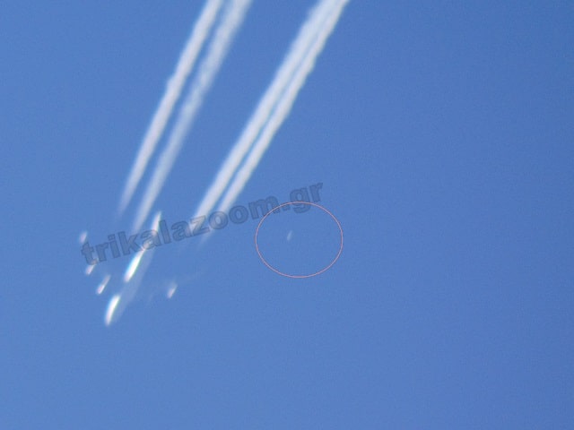 UFO Πάνω από τα Τρίκαλα Πετάει Δίπλα σε Αεροπλάνο