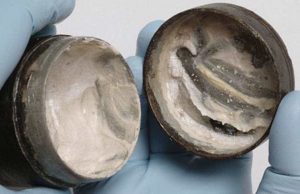 Επιστήμονες Βρήκαν 2000 ετών Βαζάκι Γεμάτο με Κρέμα Προσώπου