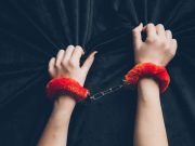 Τα 5 Ζώδια που τους Αρέσουν «Άγρια» Παιχνίδια στο Κρεβάτι γυναικεία χέρια με χειροπαίδες για «Άγρια» Παιχνίδια στο Κρεβάτι