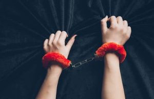 Τα 5 Ζώδια που τους Αρέσουν «Άγρια» Παιχνίδια στο Κρεβάτι γυναικεία χέρια με χειροπαίδες για «Άγρια» Παιχνίδια στο Κρεβάτι