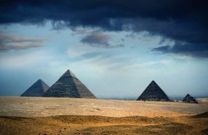Έγγραφα της KGB αποκαλύπτουν: Ο Μυστηριώδης Τάφος και «Κάτι Ανεξήγητο» Κάτω από την Πυραμίδα του Χέοπα