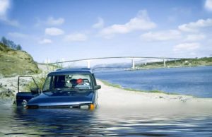 Πως να βγούμε από αυτοκίνητο που βυθίζεται σώζοντας την ζωή μας και των συνεπιβατών αυτοκίνητο που βυθίζεται