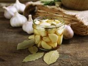 Νερό Σκόρδου: Τα οφέλη του στην υγεία μας βαζάκι με νερό και σκόρδα