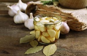 Νερό Σκόρδου: Τα οφέλη του στην υγεία μας βαζάκι με νερό και σκόρδα