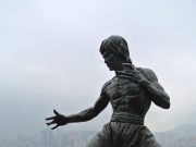 Ο Μπρους Λι εξηγεί τι σημαίνει η θρυλική του φράση «Να Είσαι Σαν Το Νερό»