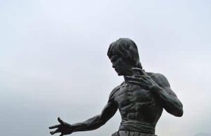 Ο Μπρους Λι εξηγεί τι σημαίνει η θρυλική του φράση «Να Είσαι Σαν Το Νερό»