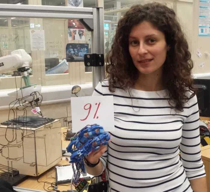 Ελληνίδα από την Κρήτη Σχεδίασε Ρομποτικό Γάντι που Αλλάζει για Πάντα τις Χειρουργικές Επεμβάσεις