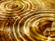 Αύξηση των δονήσεών μας με Συχνότητες Solfeggio δονήσεις σε χρυσή λίμνη