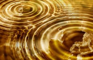 Αύξηση των δονήσεών μας με Συχνότητες Solfeggio δονήσεις σε χρυσή λίμνη