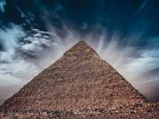 Αρχαίος Πάπυρος για τη Μεγάλη Πυραμίδα στη Γκίζα Η Μεγάλη πυραμίδα στη Γκίζα, με λάμψη μαγείας που δίνει αρχαίος πάπυρος