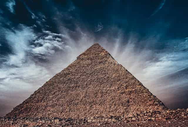 Η Μεγάλη πυραμίδα στη Γκίζα, με λάμψη μαγείας που δίνει αρχαίος πάπυρος