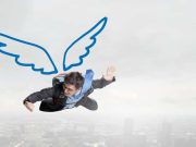 Οι Εκπληκτικές Φτερούγες του Λευτέρη άνθρωπος σε πτώση και ζωγραφιστές φτερούγες στην πλάτη του