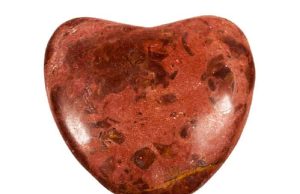 Το Φυλαχτό με το Τρίτο Μάτι και οι Δυνάμεις του Το Φυλαχτό: ένας κόκκινος γρανίτης σε σχήμα καρδιάς