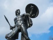 Το Κρυφό Νόημα στην Ασπίδα του Αχιλλέα άγαλμα του Αχιλλέα με με το σπαθί την Ασπίδα του Αχιλλέα