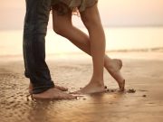 Σέριφος, ονειρεμένες διακοπές, μία ευτυχής συγκυρία πόδια νεαρού ζευγαριού σε παραλία στο νησί Σέριφος