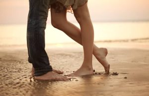 Σέριφος, ονειρεμένες διακοπές, μία ευτυχής συγκυρία πόδια νεαρού ζευγαριού σε παραλία στο νησί Σέριφος