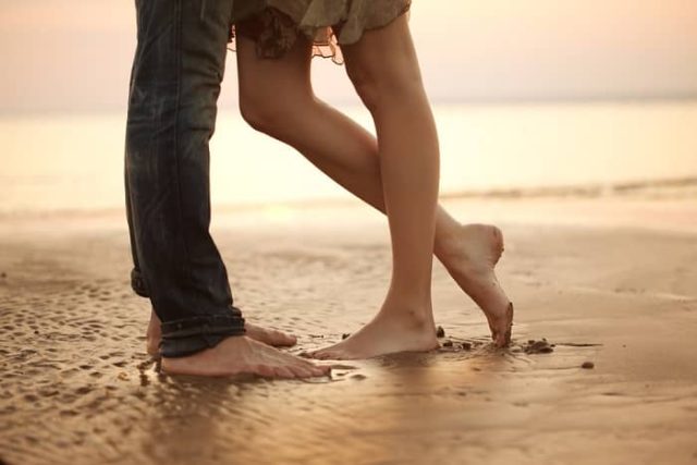 πόδια νεαρού ζευγαριού σε παραλία στο νησί Σέριφος