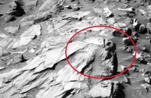 Πιθανή φιγούρα στον Άρη σα να φορά ζώνη και αλυσίδα