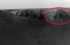 Βράχος στον Πλανήτη Άρη μοιάζει να έχει Πόρτα και Παράθυρο. Τα έφτιαξαν οι τελευταίοι επιζώντες;